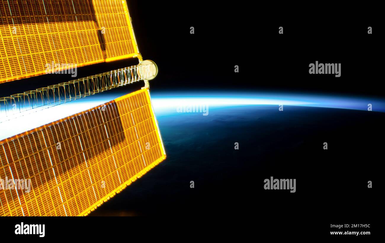 Panneaux solaires de la station spatiale internationale flottant au-dessus de la terre dans l'espace. Amélioration numérique. Éléments de cette image fournis par la NASA Banque D'Images