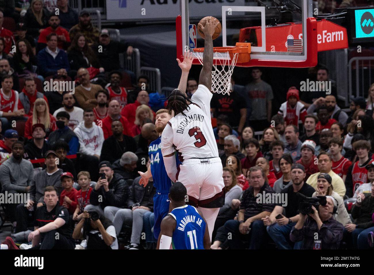 Chicago, États-Unis. 10th décembre 2022. Andre Drummond (3 Bulls de Chicago) dunks le ballon au-dessus de Davis Bertans (44 Mavericks de Dallas) pendant le match entre les Bulls de Chicago et les Mavericks de Dallas le samedi 10 décembre 2022 à l'United Center, Chicago, Etats-Unis. (PAS D'UTILISATION COMMERCIALE) (Foto: Shaina Benhiyoun/Sports Press photo/C - DÉLAI D'UNE HEURE - ACTIVER FTP UNIQUEMENT SI LES IMAGES DE MOINS D'UNE HEURE - Alay) crédit: SPP Sport Press photo. /Alamy Live News Banque D'Images