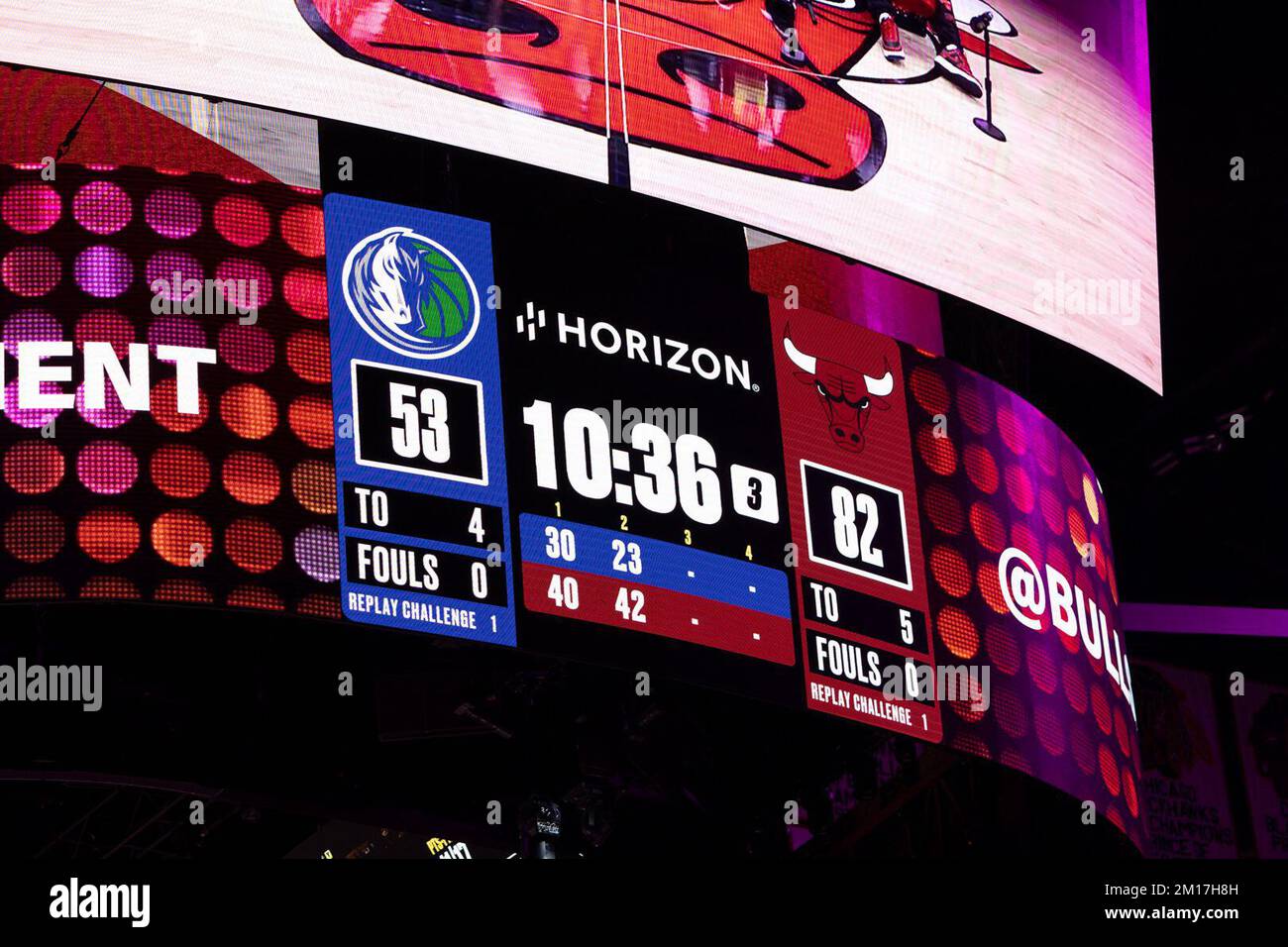 Chicago, États-Unis. 10th décembre 2022. Scoreboard affiche le score de mi-temps pendant le match entre les Chicago Bulls (82) et les Dallas Mavericks (53) le samedi 10 décembre 2022 au United Center, Chicago, Etats-Unis. (PAS D'UTILISATION COMMERCIALE) (Foto: Shaina Benhiyoun/Sports Press photo/C - DÉLAI D'UNE HEURE - ACTIVER FTP UNIQUEMENT SI LES IMAGES DE MOINS D'UNE HEURE - Alay) crédit: SPP Sport Press photo. /Alamy Live News Banque D'Images