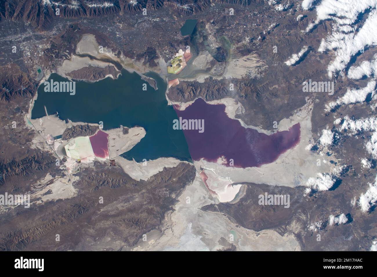 Vue aérienne de Great Salt Lake et Salt Lake City, Utah. Les lacs présentent des eaux de différentes couleurs. Amélioration numérique. Éléments d'image fournis par la NASA Banque D'Images