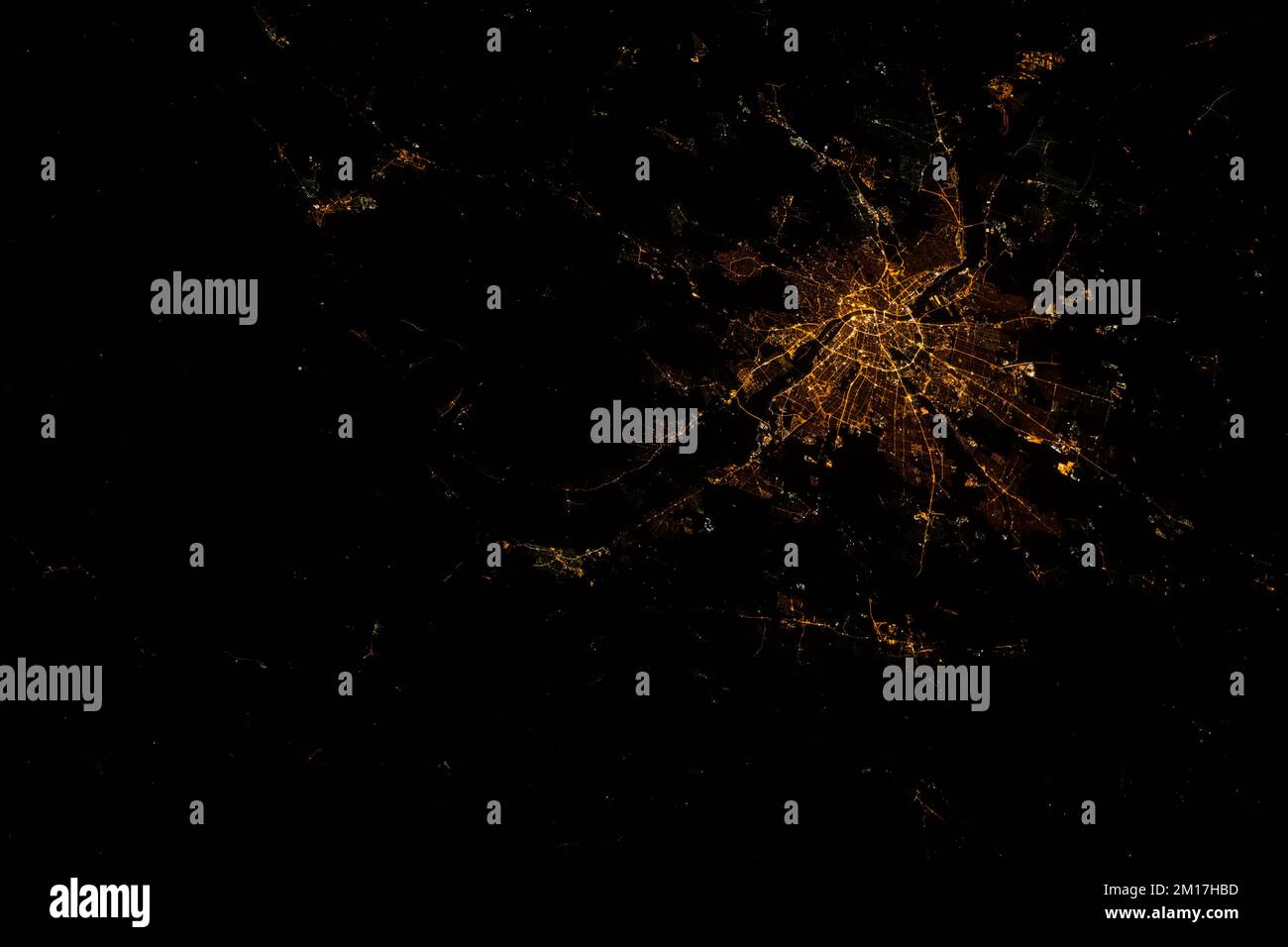 Nuit vue aérienne de l'espace sur Budapest, Hongrie vue de l'espace. Les lumières de la ville illuminent la zone. Amélioration numérique. Éléments de cette image fournis par Banque D'Images