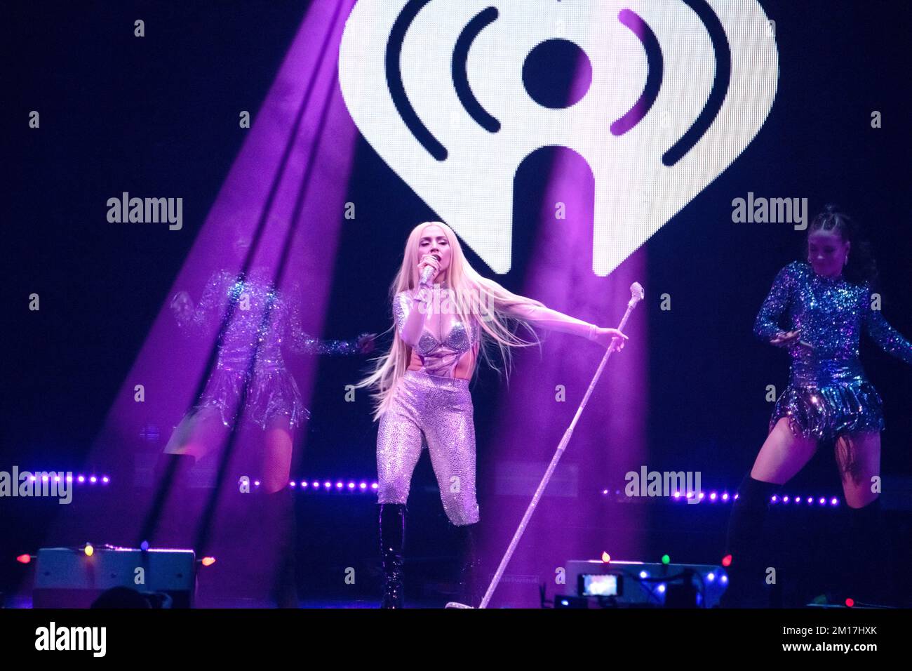 AVA Max se produit sur scène au Jingle ball 2022 de iHeartRadio Z100