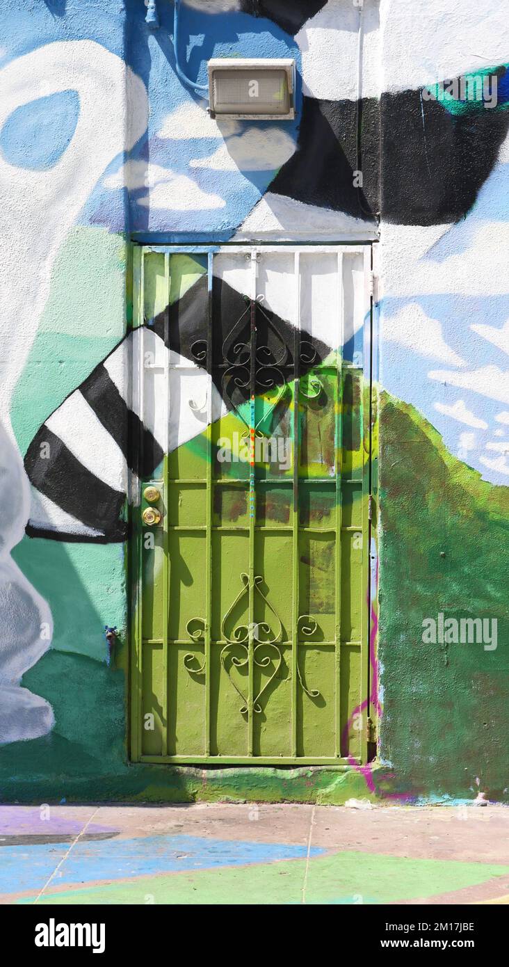 Une porte avec une œuvre d'art peinte sur la promenade de Venice Beach à Los Angeles, Californie, États-Unis Banque D'Images