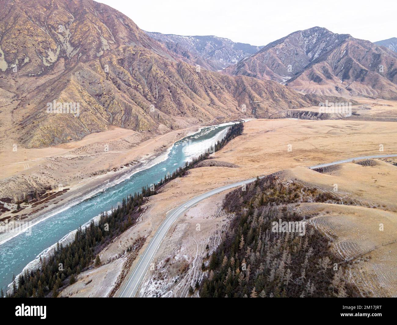 route dans les montagnes près d'une rivière. L'autoroute Chui est l'une des plus belles routes du monde. Banque D'Images