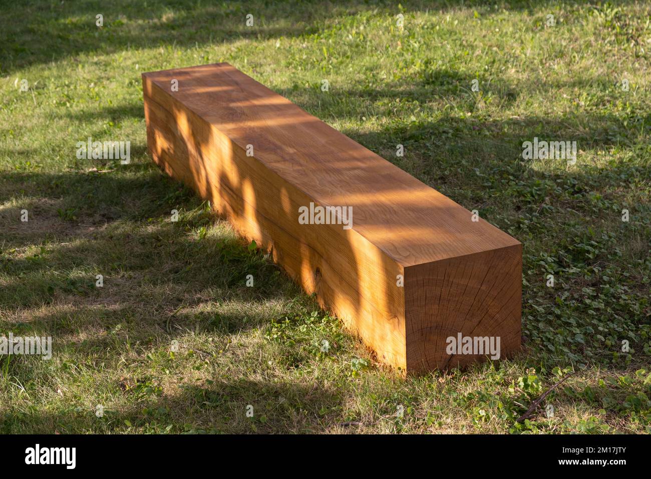 Mobilier en bois lourd. Grand banc fait à partir d'une grosse bûche de bois  dans le parc sous la forme d'un rectangle Photo Stock - Alamy