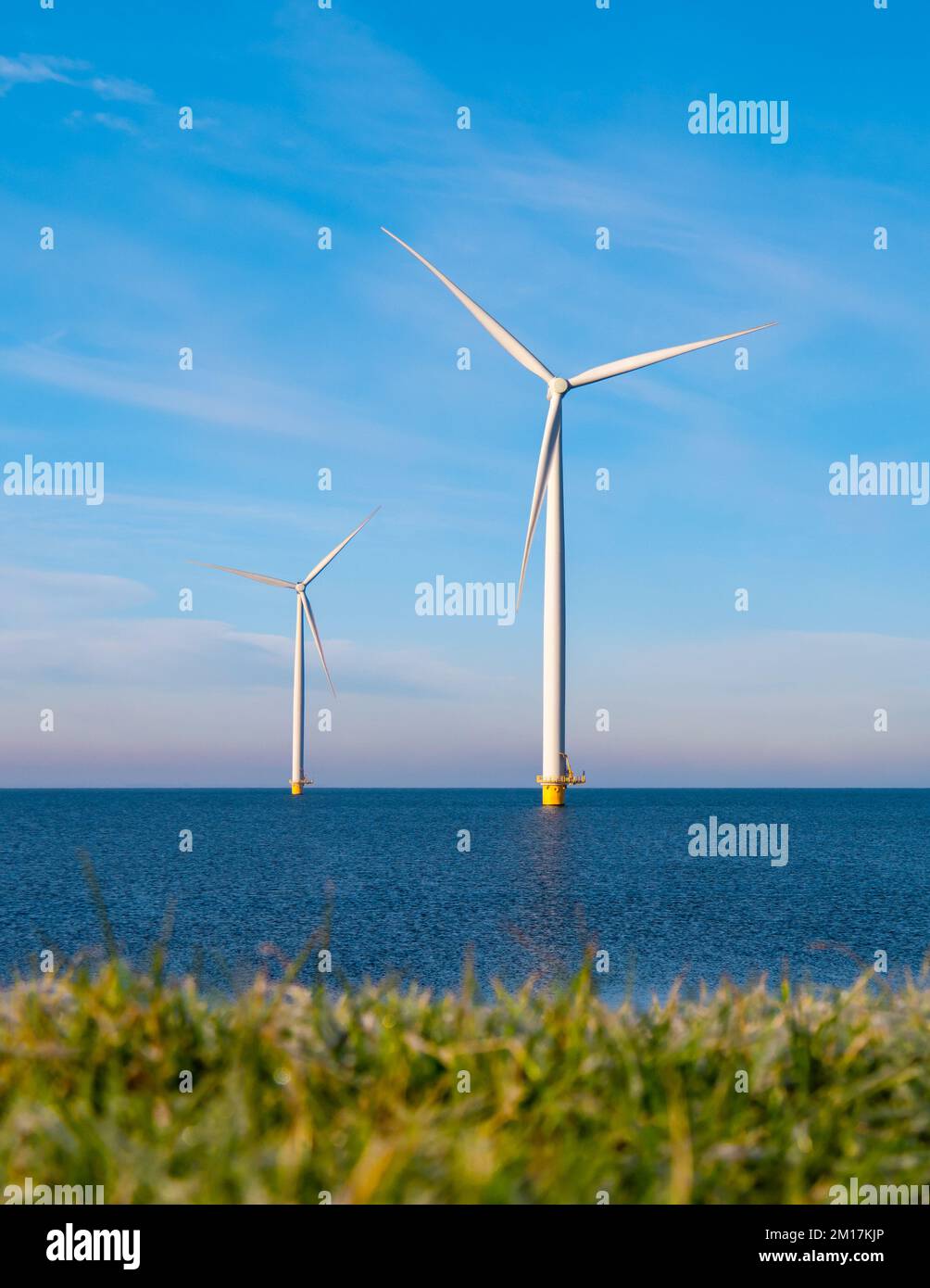Vue sur le parc du Moulin à vent avec des éoliennes pendant l'hiver générant de l'électricité