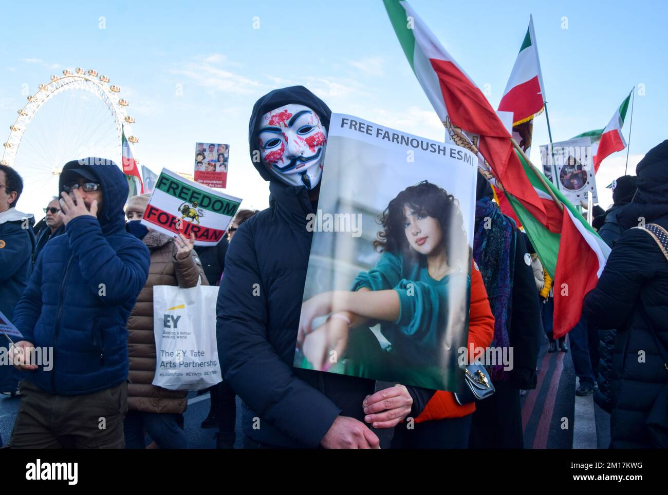 Londres, Royaume-Uni. 10th décembre 2022. Un manifestant portant un masque porte un écriteau « Free Farnoush Esmi » pendant la démonstration sur le pont de Westminster. Des milliers de manifestants ont défilé à Westminster pour réclamer la liberté pour l'Iran, un changement de régime et de justice pour Mahsa Amini et d'autres victimes du régime iranien, et ont appelé le gouvernement britannique à fermer l'ambassade iranienne. Crédit : SOPA Images Limited/Alamy Live News Banque D'Images