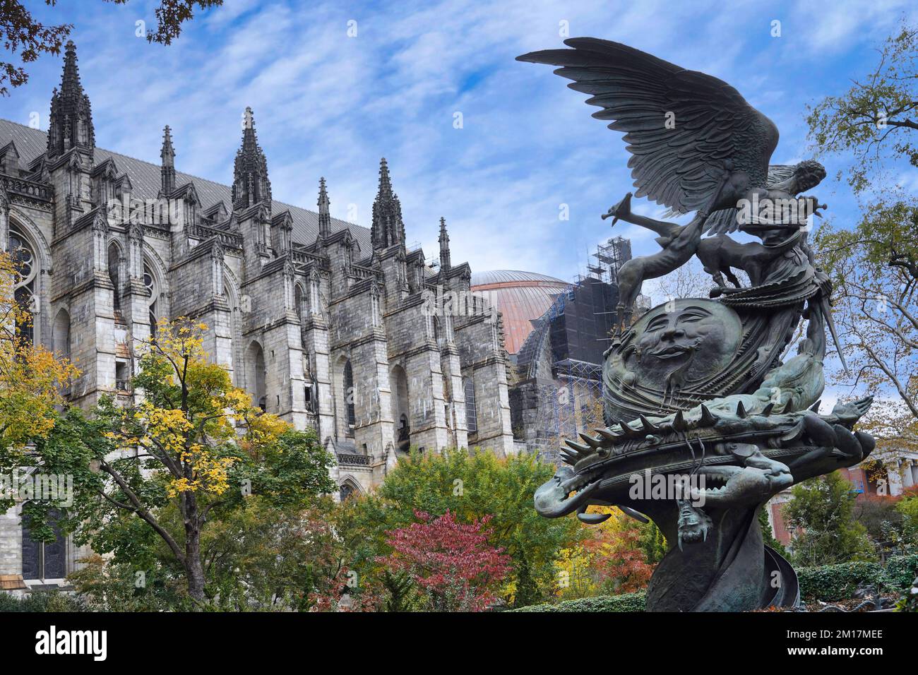 New York, NY - novembre 2021 : sculpture de la fontaine de la paix à la cathédrale de St. Jean le Divin, la lutte du bien et du mal, une bataille entre l'Arche Banque D'Images