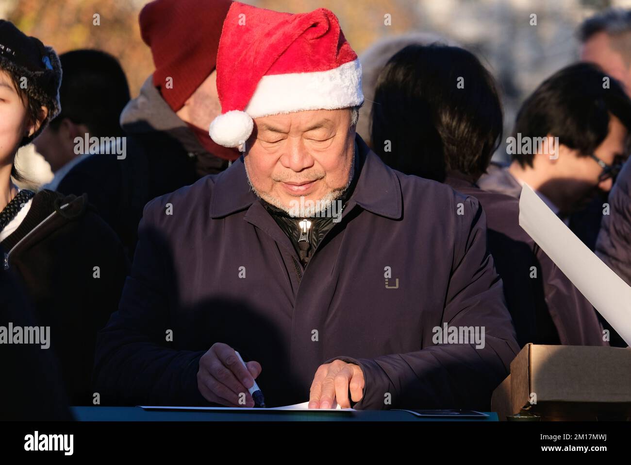 Londres, Royaume-Uni. 10th décembre 2022. L'artiste chinois dissident ai Weiwei signe des morceaux de A4 feuilles de papier dans un article de représentation pour souligner la Journée des droits de l'homme. Le papier signé à l'encre UV invisible a été remis aux membres du public, dans Speakers' Corner, choisi comme un lieu utilisé pour la liberté de parole. Les A4 feuilles utilisées sont une référence aux récentes manifestations en Chine contre les politiques de zéro-Covid, où le papier blanc a été utilisé pour des manifestations silencieuses afin de contourner les règles de censure. D'autres exemplaires seront vendus à l'aide de Refugees International. Crédit : onzième heure Photographie/Alamy Live News Banque D'Images