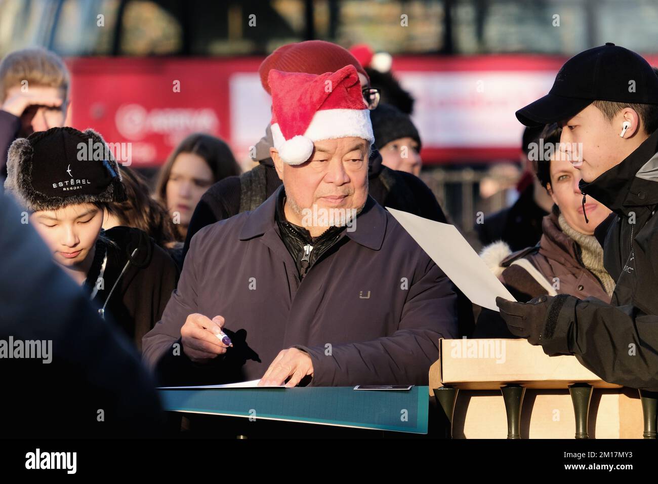 Londres, Royaume-Uni. 10th décembre 2022. L'artiste chinois dissident ai  Weiwei signe des morceaux de A4 feuilles de papier dans un article de  représentation pour souligner la Journée des droits de l'homme. Le