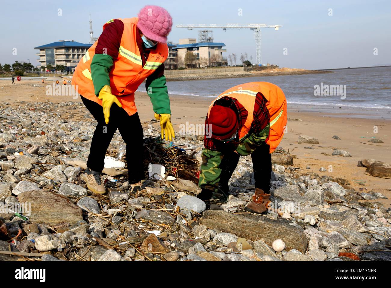 LIANYUNGANG, CHINE - le 11 DÉCEMBRE 2022 - des bénévoles de l'assainissement et des nettoyeurs de l'océan nettoient les détritus du littoral de la ville de Lianyungang, province de Jiangsu Banque D'Images