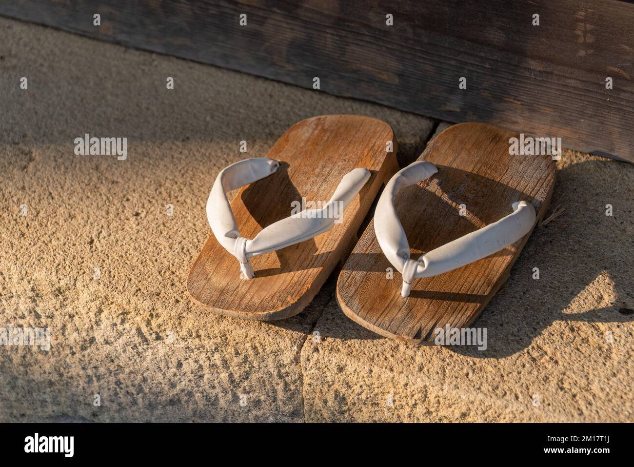 Sandales traditionnelles en bois japonais devant la porte. Japon. Banque D'Images