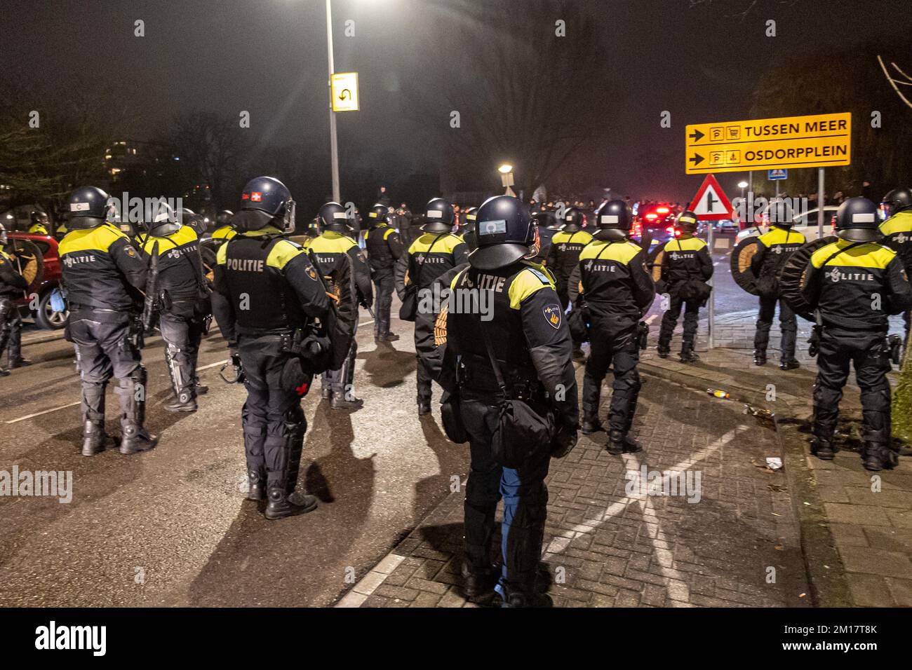 AMSTERDAM - la police anti-émeute intervient sur les Hoekenes à Osdorp après qu'il soit agité. L'atmosphère a changé après la fête, car le Maroc a remporté les quarts de finale de la coupe du monde. Le ME a effectué diverses charges. ANP / Howgte Hollandse / NieuwsFoto. pays-bas sortie - belgique sortie Banque D'Images