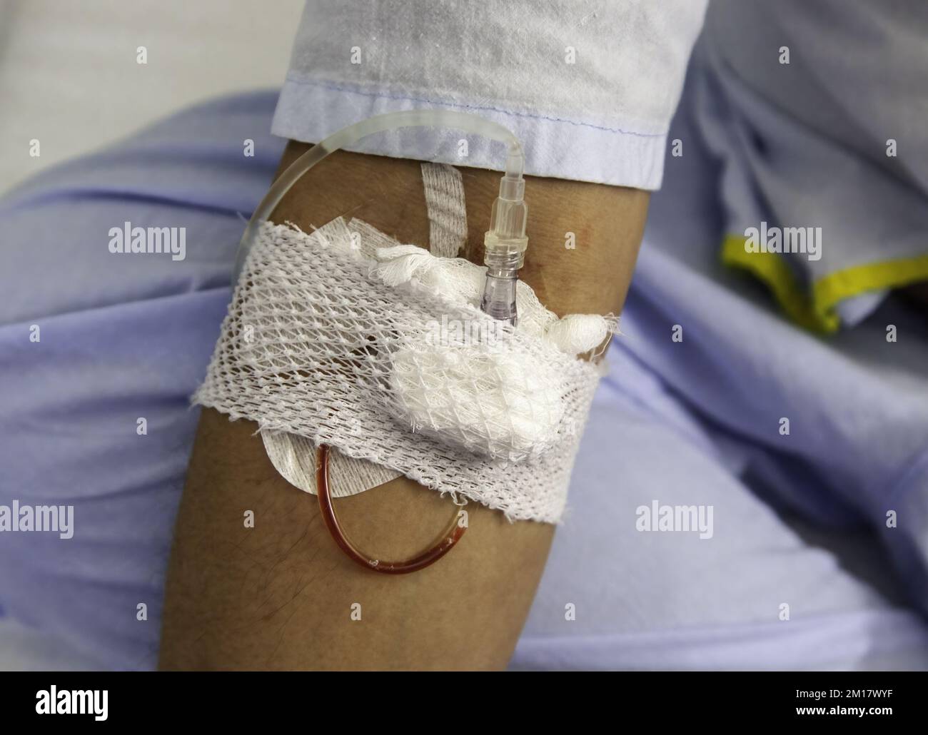 Homme malade avec injection dans une main pour administrer des médicaments Banque D'Images