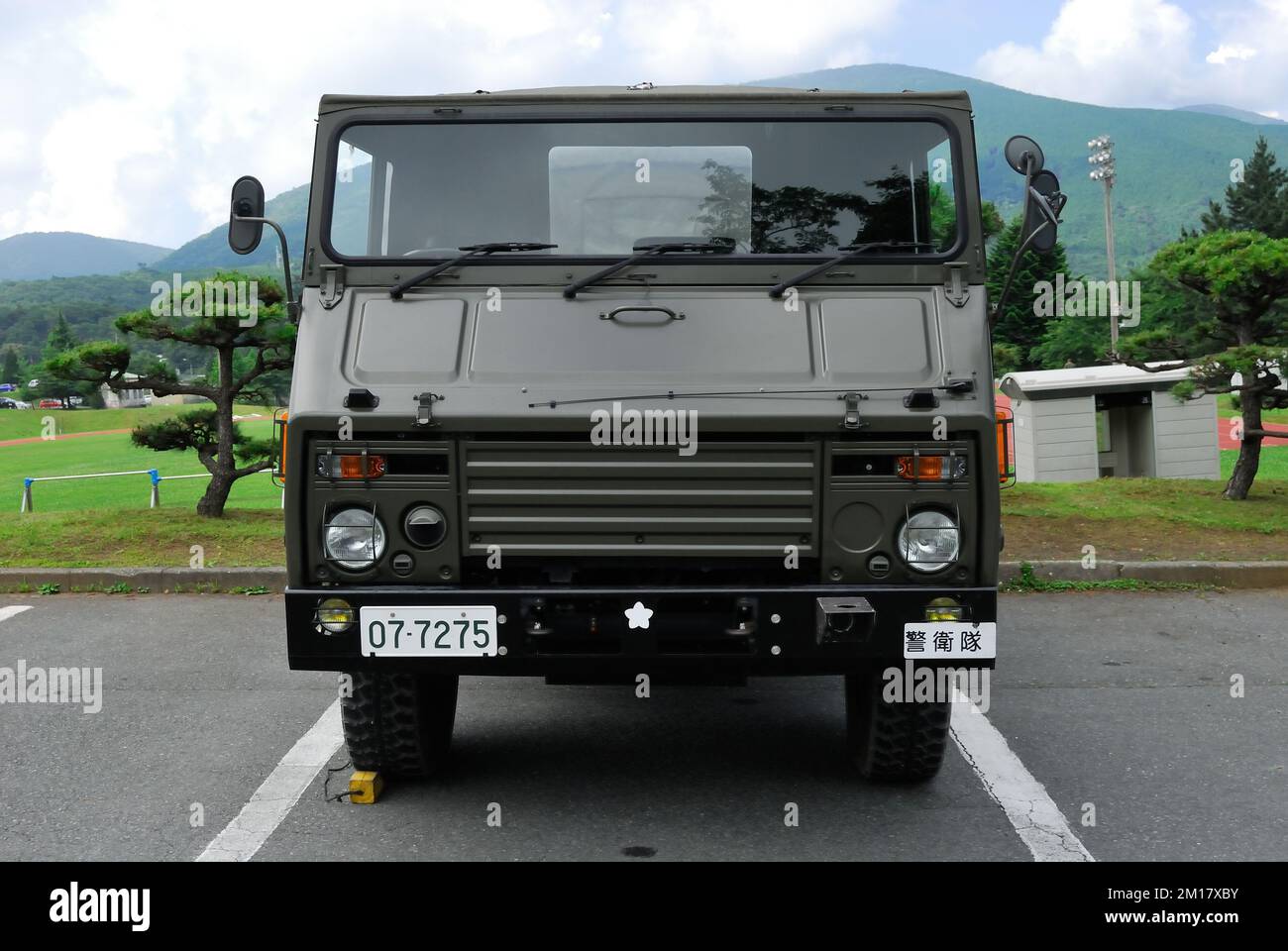 Préfecture de Shizuoka, Japon - 10 juillet 2011: Force d'autodéfense terrestre du Japon Toyota Type 73 camion moyen. Banque D'Images