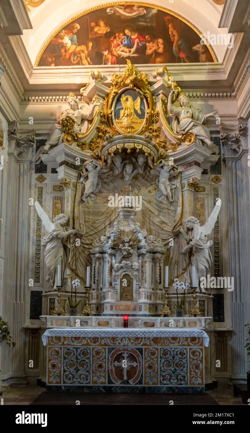 Spoleto, Italie - 25 novembre 2022 : vue détaillée de l'autel orné à l'intérieur de la cathédrale de Spoleto Banque D'Images