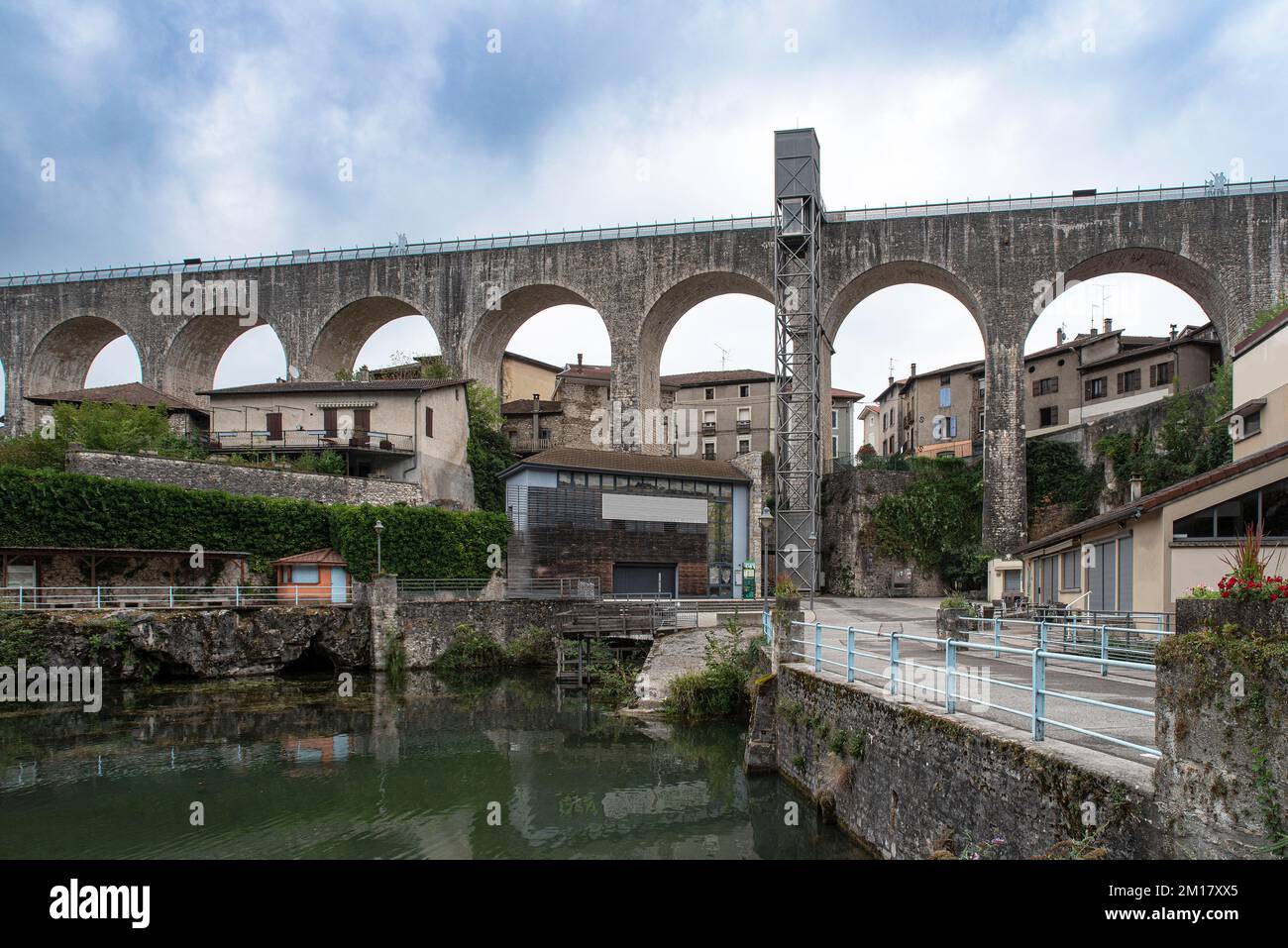 Ancien aqueduc en pierre dans la ville de Saint Nazaire en Royans Banque D'Images