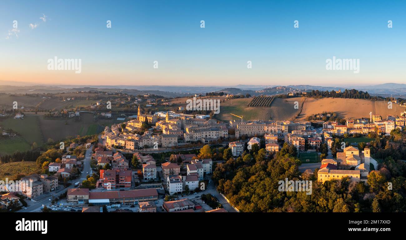 Une vue panoramique aérienne du village de Morrovalle dans la province de Marche en Italie, dans la lumière chaude du soir Banque D'Images