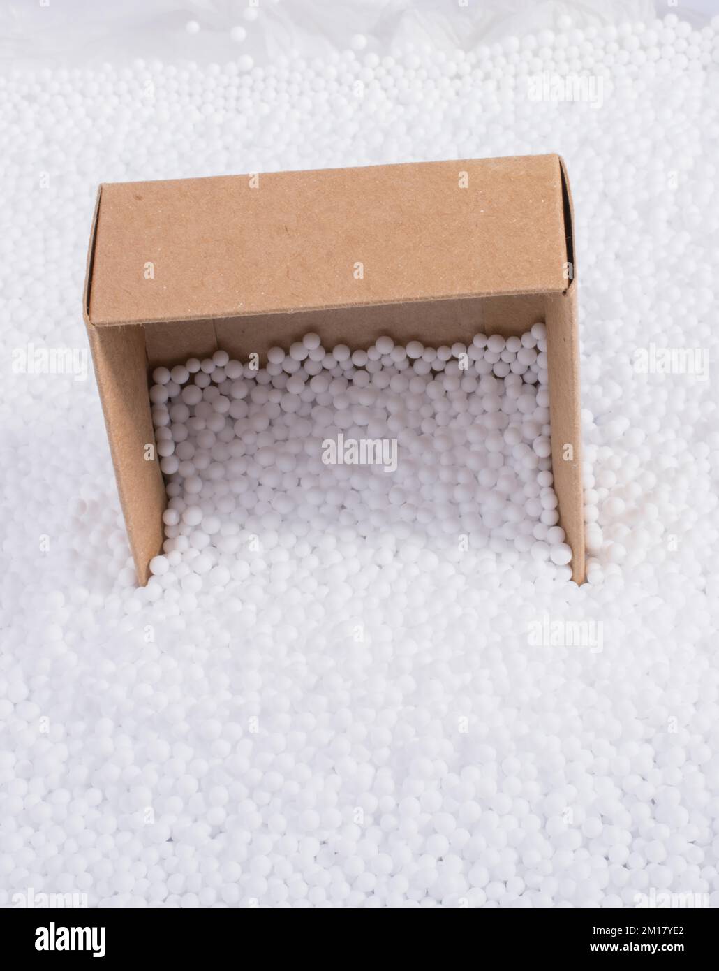 Boîte de petites boules de mousse de polystyrène blanc Banque D'Images