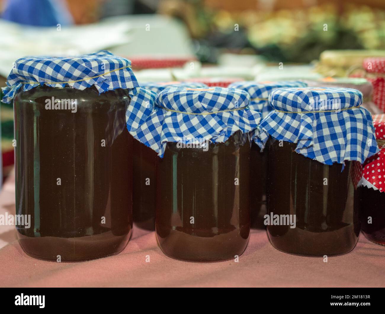 Dans les pots de confiture recouvert de tissu dans la vue Banque D'Images