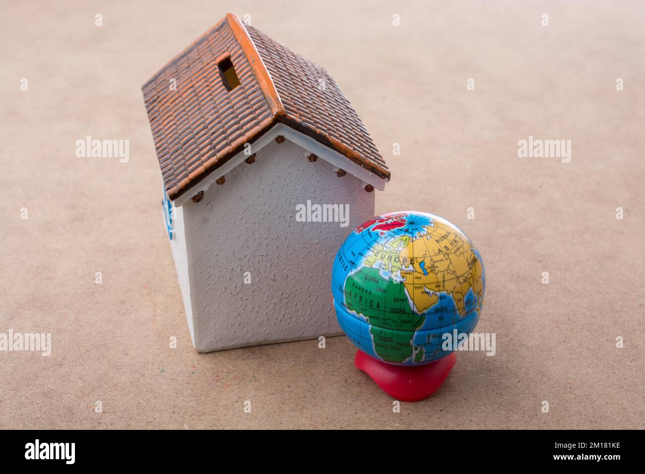 Petit modèle maison et un petit modèle globe Banque D'Images