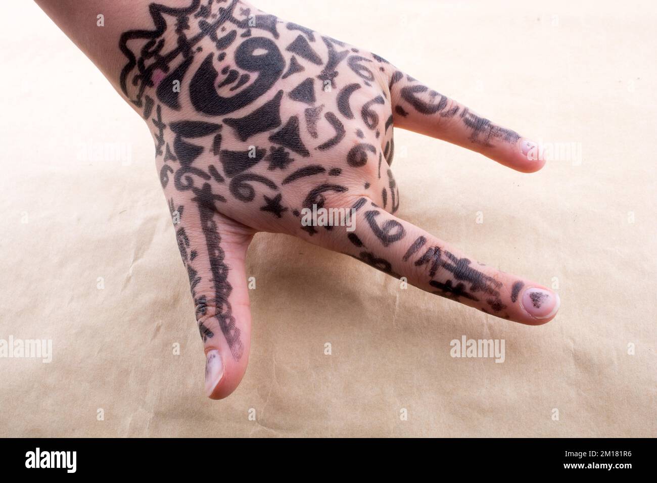 La main avec tatouage sur un arrière-plan Banque D'Images