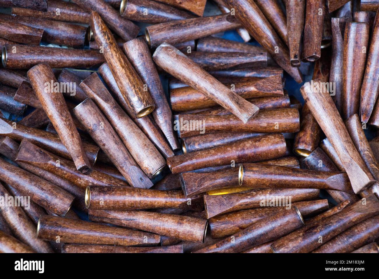 Beaucoup de couleur marron porte-cigarette en bois Banque D'Images