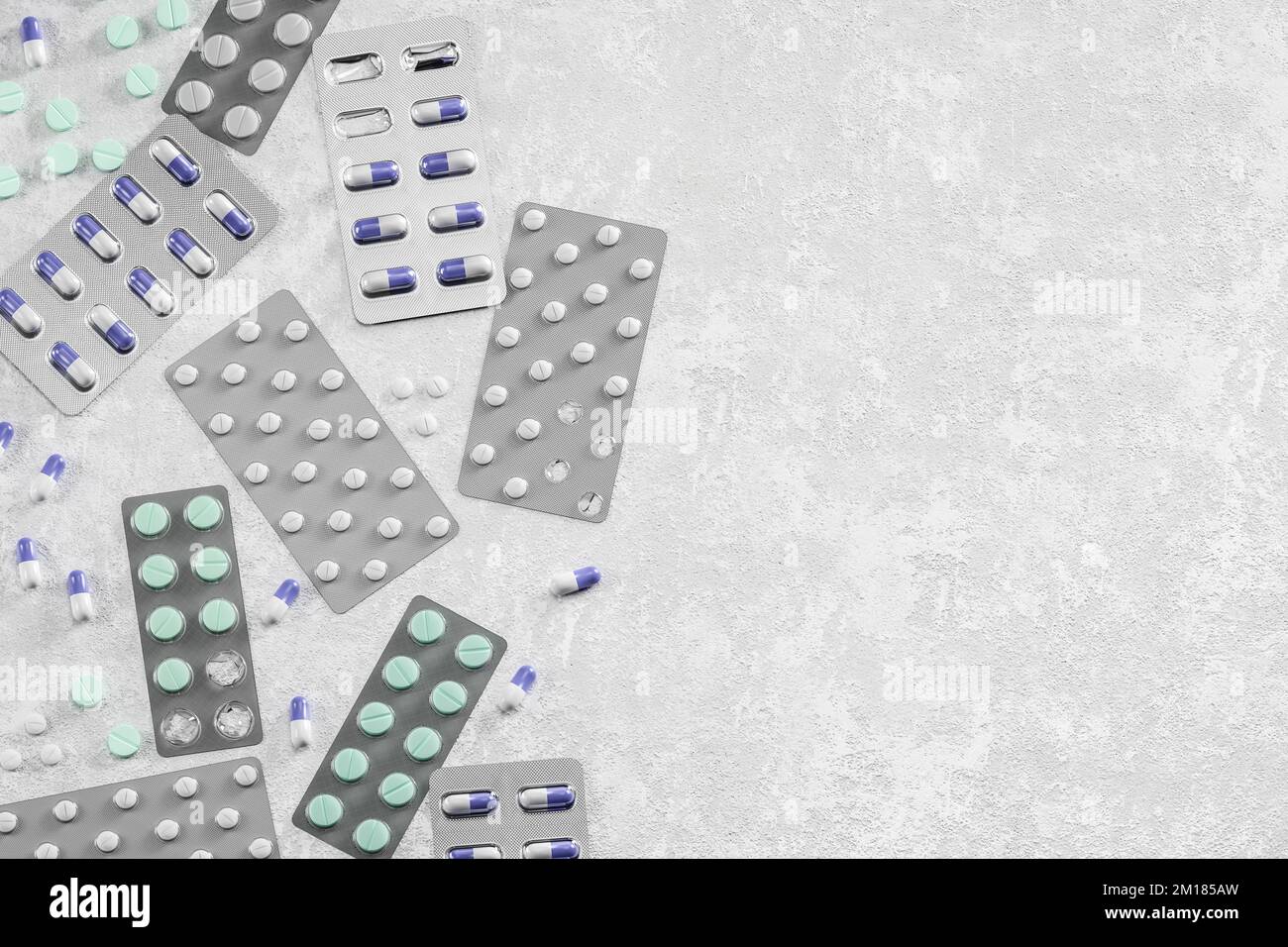 Beaucoup de paquets de blister avec des pilules, des comprimés et des médicaments sur fond gris, pharmacie, produits pharmaceutiques, suppléments et vitamines concept. copier l'espace Banque D'Images