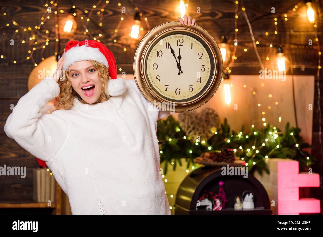 Femme chapeau de père Noël tenir horloge vintage. L'heure de la fête d'hiver. De manière inattendue bientôt. Concept de minuit. Faites votre choix. C'est le moment de célébrer. Compte à rebours du nouvel an Banque D'Images
