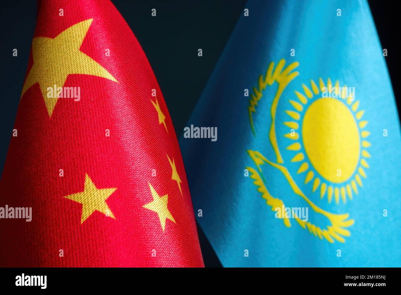 Près des drapeaux de la Chine et du Kazakhstan. Banque D'Images