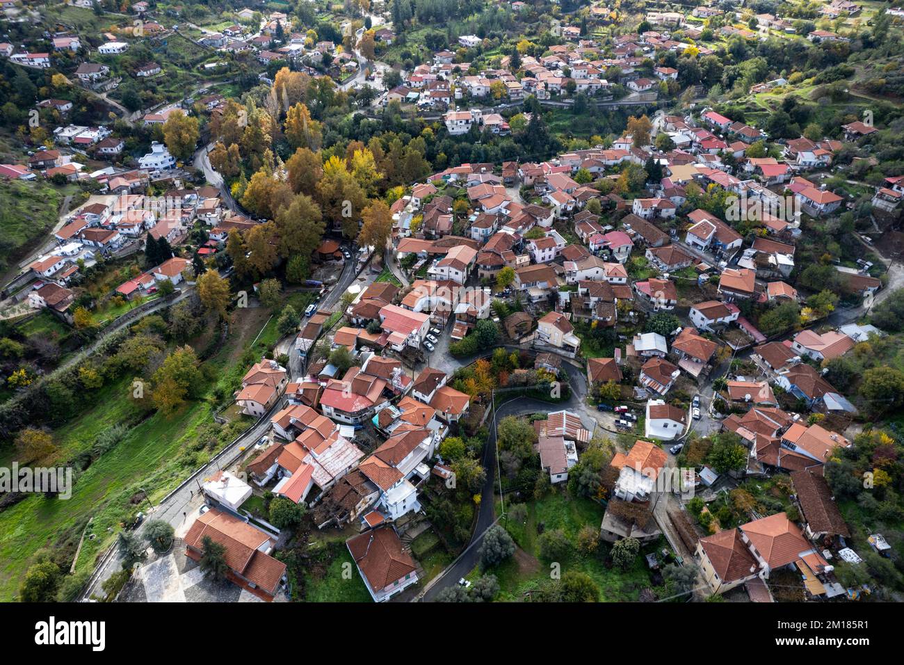 Paysage aérien de drone du village de montagne de kampos en automne. Troodos chypre Europe Banque D'Images