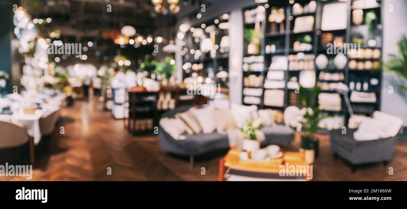 Accessoires pour la maison et produits ménagers dans le magasin du centre commercial. Vue des accessoires pour la maison pour le salon dans la boutique de mode. Canapé avec Banque D'Images