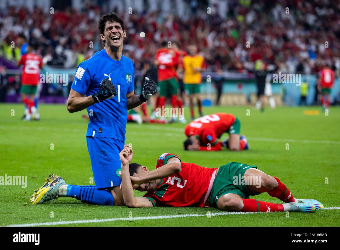 Doha, Qatar. 10th décembre 2022. Football: Coupe du monde, Maroc - Portugal, finale, quarts de finale, stade Al-Thumama, Le gardien de but du Maroc Bono (l) et le Marocain Achraf Hakimi (r) célèbrent la victoire après le match. Crédit : Tom Weller/dpa/Alay Live News Banque D'Images