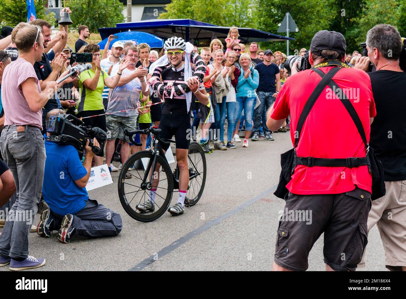 Robert Petzold, le nouveau titulaire du championnat du monde en 24 heures de montée en vélo après son tour, accumulant 22.622,6 mètres d'altitude Banque D'Images
