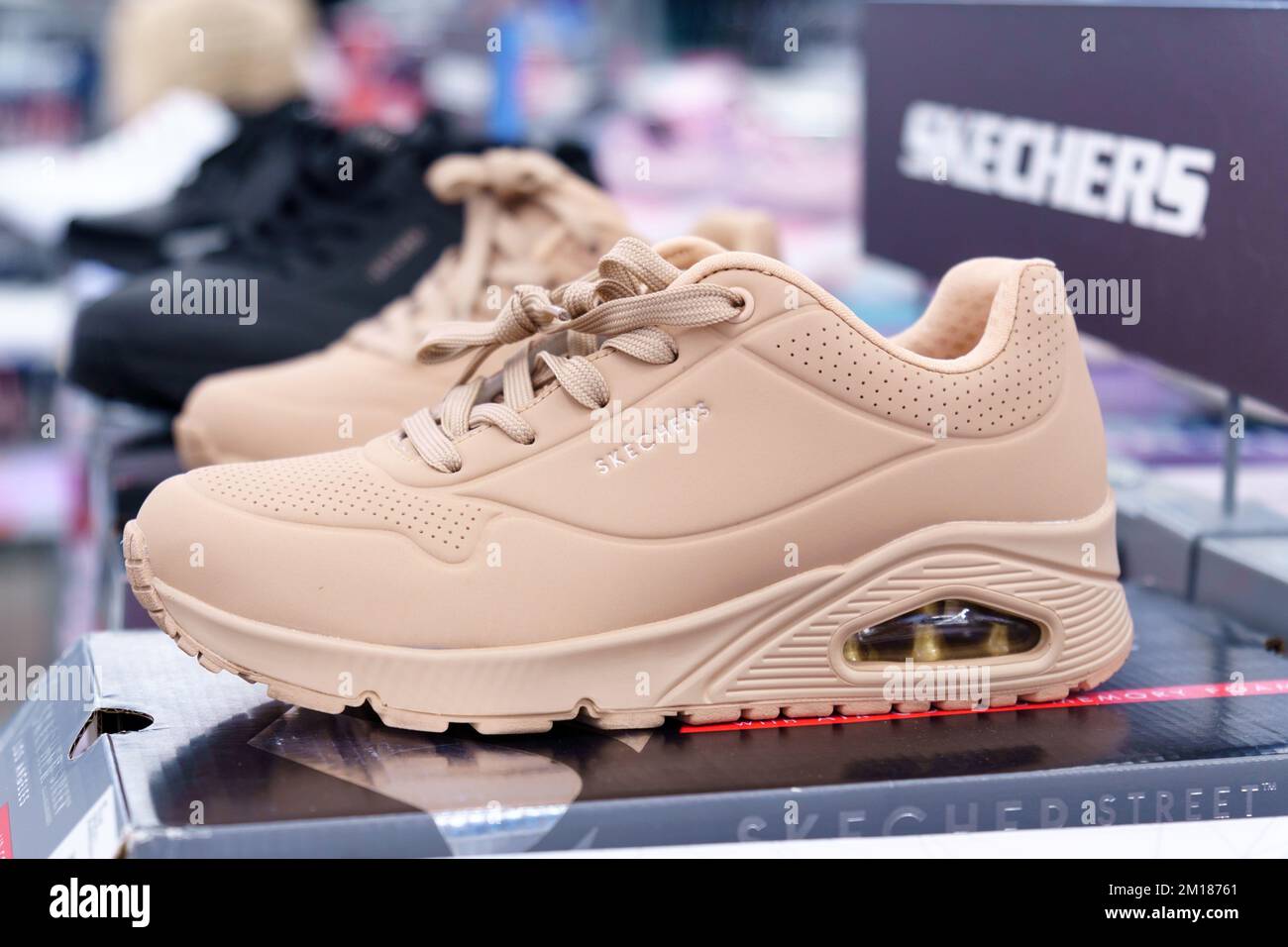 Tyumen, Russia-12 août 2022 : logo de la société Skechers sur les sneakers. Skechers USA, Inc. Est un style de vie américain. Mise au point sélective Banque D'Images