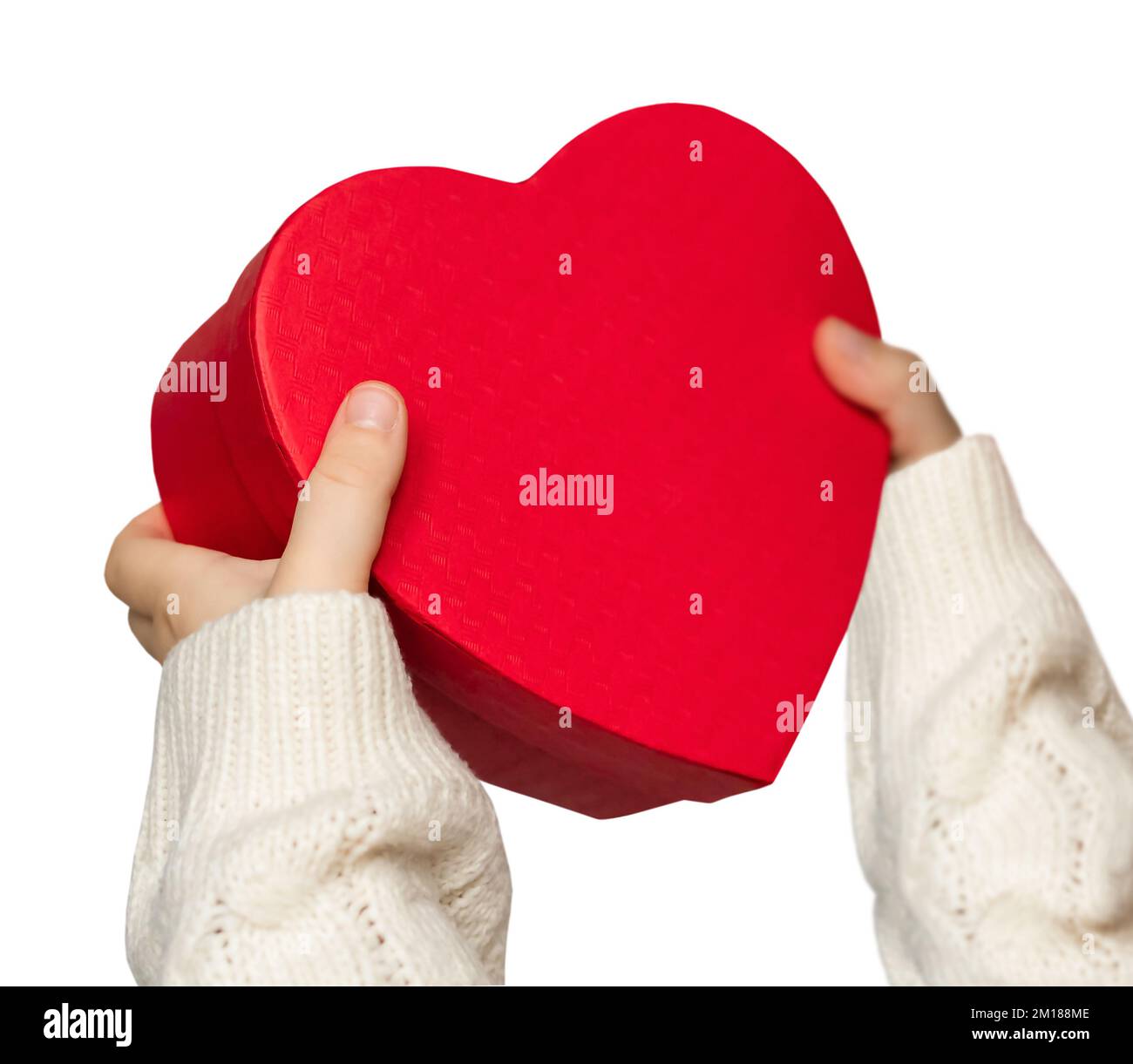 mains de fille tenant le présent en forme de coeur rouge, boîte-cadeau, isolé sur fond blanc. Concept d'amour, de miséricorde et de soin Banque D'Images