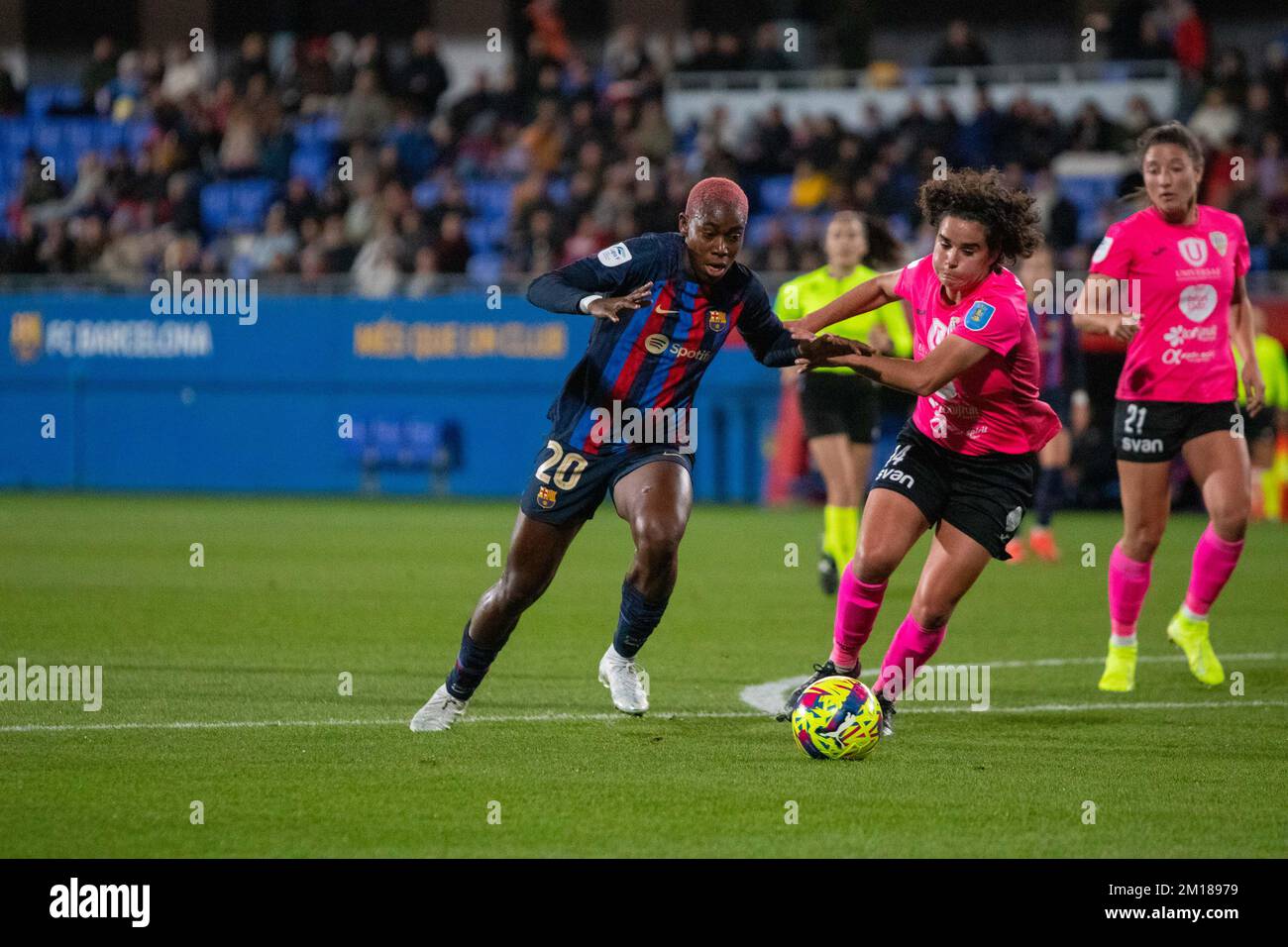 Barcelone, Espagne. 10th décembre 2022. Barcelone, Espagne, 10 décembre 2022: Asisat Oshoala et Nerea Vicente duel pour le ballon lors du match Finetwork F de la Ligue entre le FC Barcelone Femeni et Alhama CF El Pozo à Estadi Johan Cruyff à Barcelone, Espagne (Unnati Naidu/SPP) crédit: SPP Sport Press photo. /Alamy Live News Banque D'Images