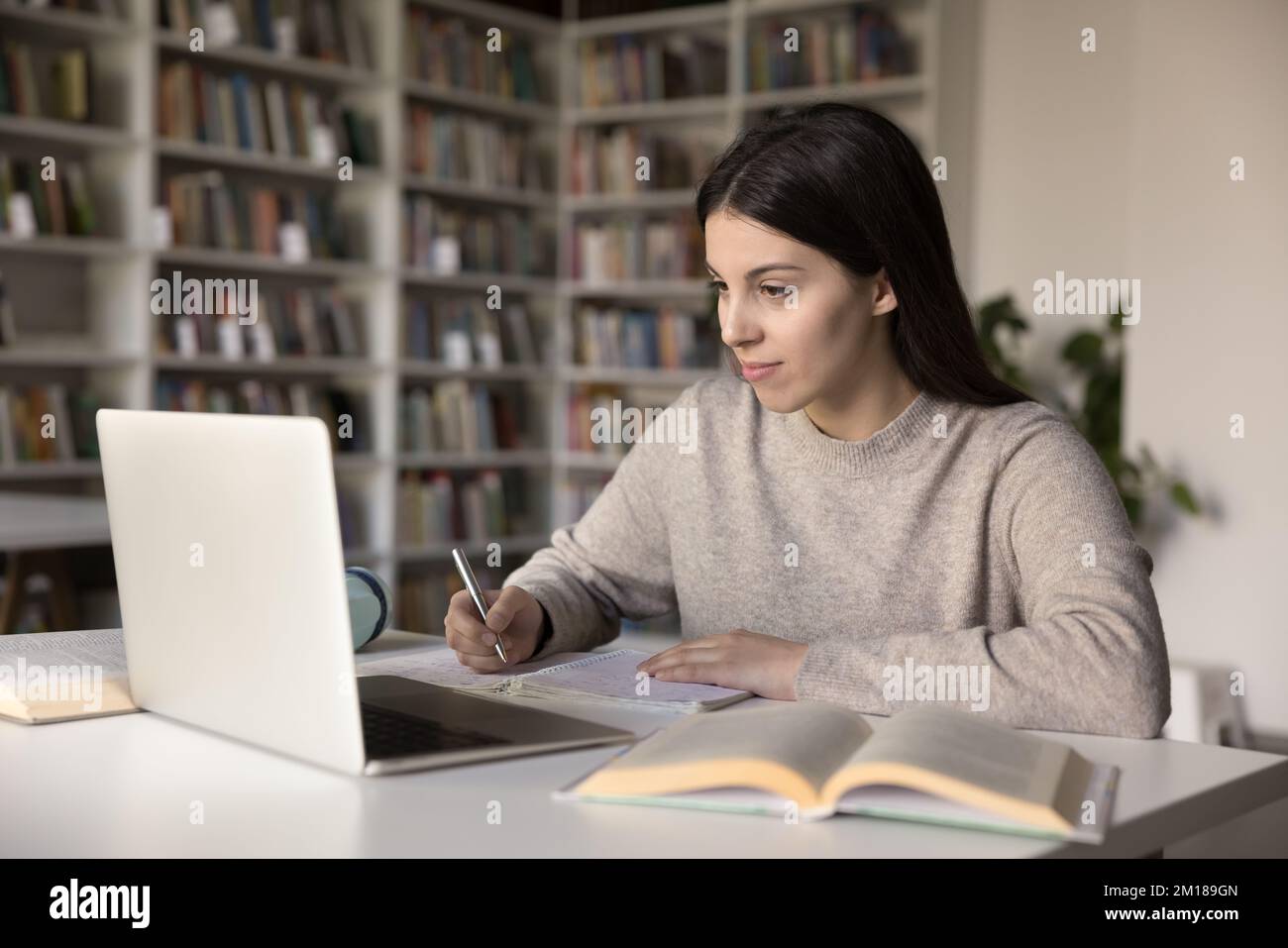 Positive belle hispanique étudiante fille regardant l'apprentissage webinar Banque D'Images