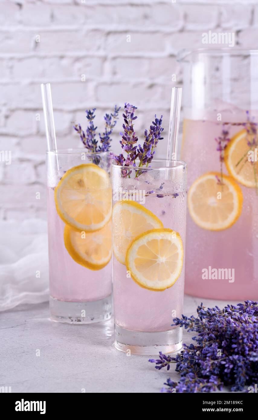 Limonade aux notes douces et douces de lavande, cocktail d'été très léger et incroyablement rafraîchissant. Banque D'Images