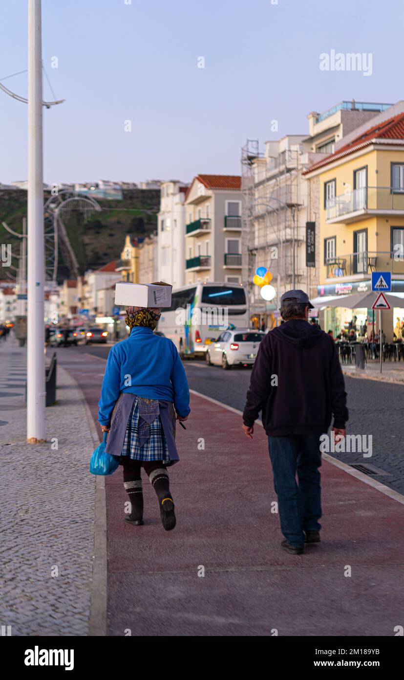 Nazare, Portugal - 09.12.2022: Personnes dans la rue Banque D'Images