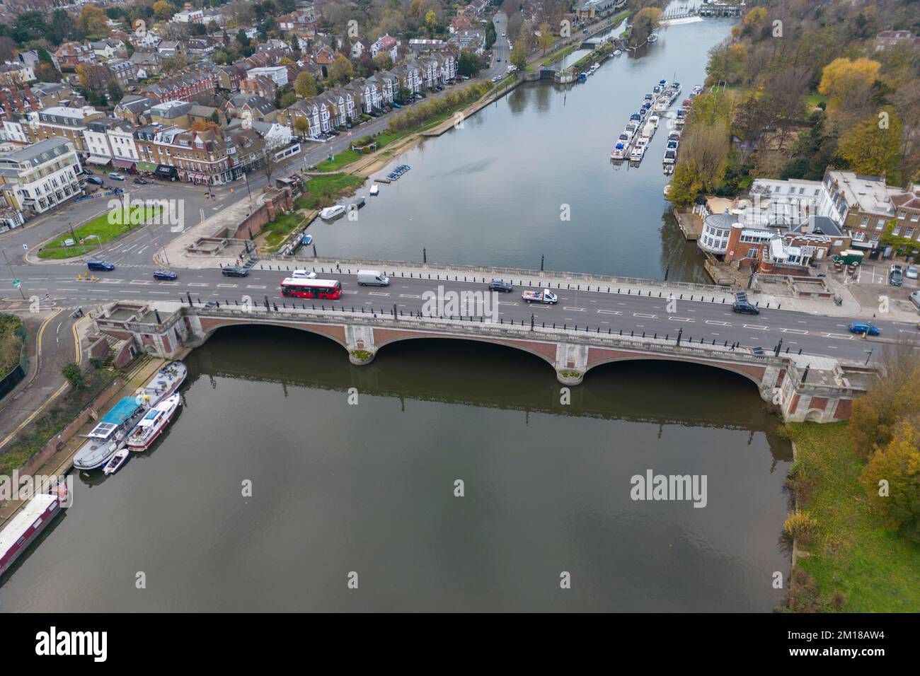 Vue aérienne du pont de Kingston sur la Tamise à Kingston upon Thames, Surrey, Royaume-Uni. Banque D'Images