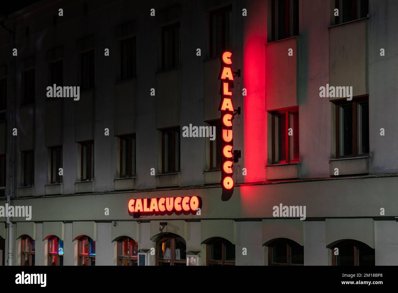 Lumière de néon du bar karaoké Calacucco à Kuopio, Finlande Banque D'Images