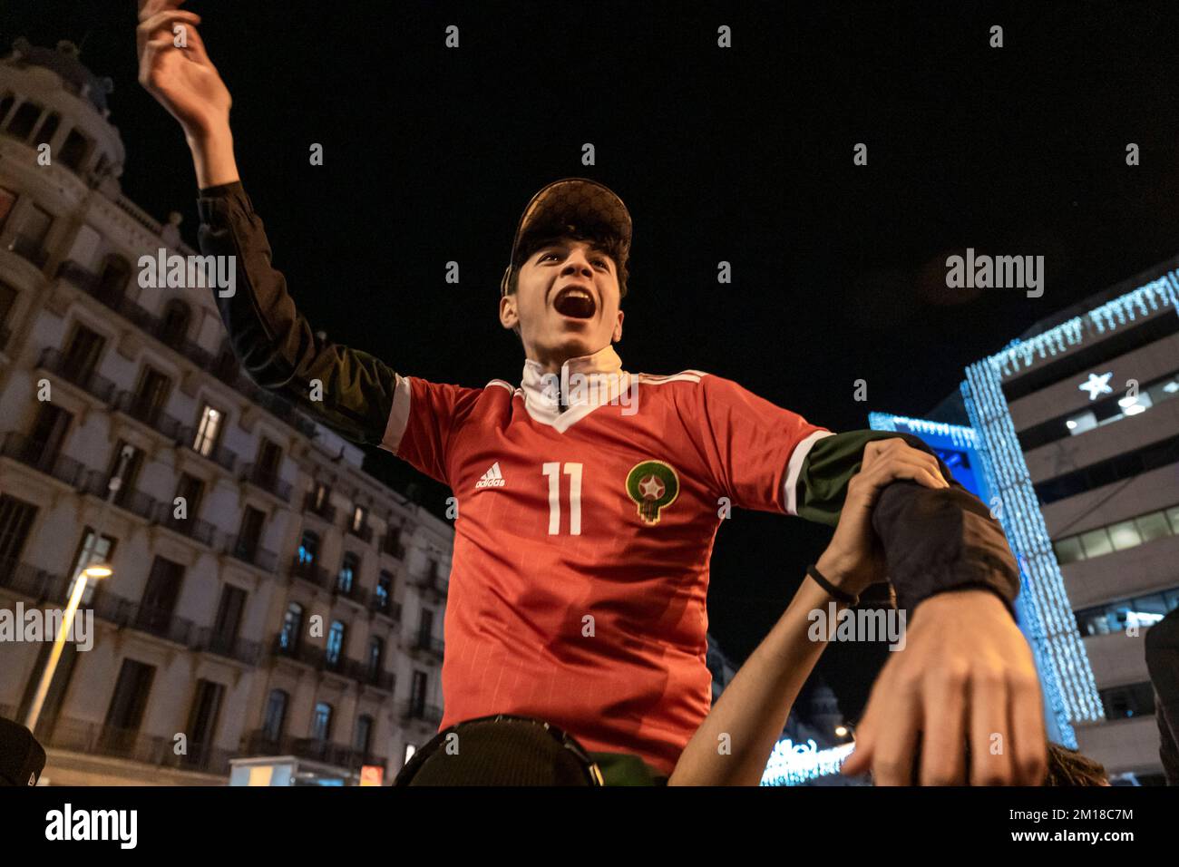 Un supporter de l'équipe nationale marocaine vu porter le maillot de l'équipe. La communauté marocaine résidant à Barcelone se rend dans la rue pour célébrer leur qualification aux demi-finales de la coupe du monde de football du Qatar 2022. (Photo par Paco Freire / SOPA Images / Sipa USA) Banque D'Images