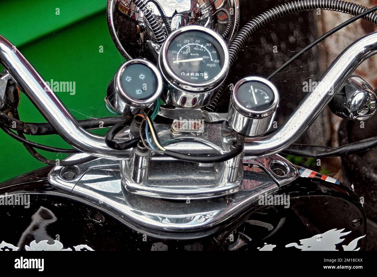 Gros plan du guidon chromé d'un scooter de moto d'époque montrant le speedo et d'autres jauges Banque D'Images