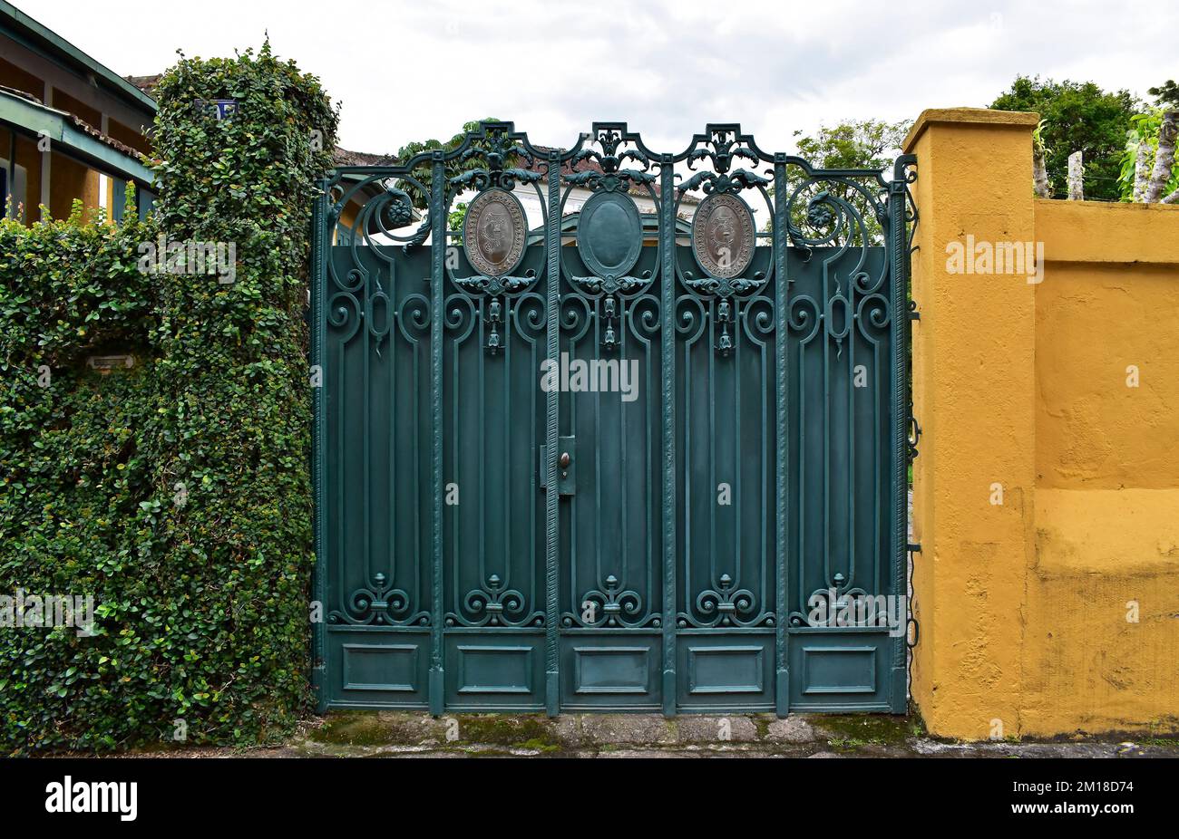 Porte verte sur façade jaune à Petrópolis, Rio de Janeiro, Brésil Banque D'Images