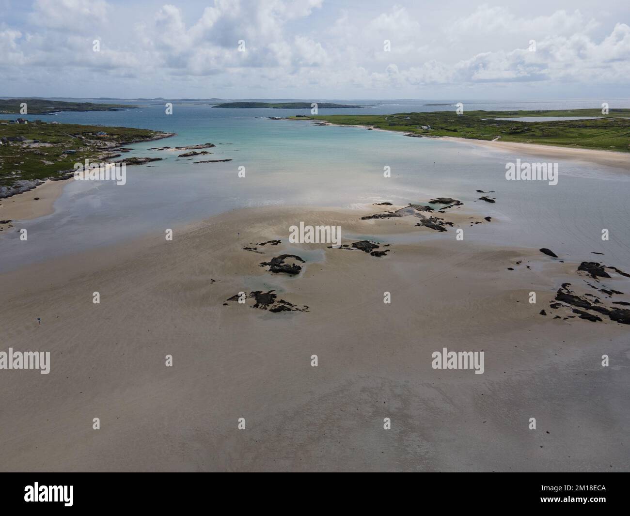 Irlande, route vers l'île d'Omey. Tir de drone, lumière du jour. Il est possible de traverser la plage lorsque la marée est sortie. Banque D'Images
