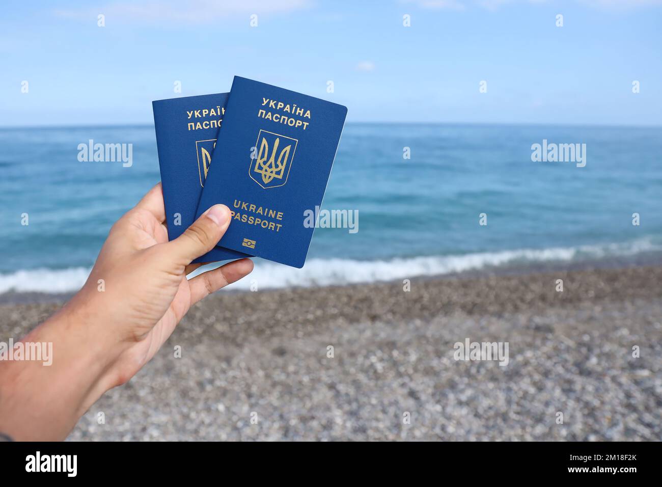 Le nouveau passeport biométrique ukrainien vous permet de voyager dans les pays européens de l'Union européenne sans visa. Document d'identité électronique gratuit Visa. Les Ukrainiens obtiennent de nouveaux passeports d'interntational Banque D'Images