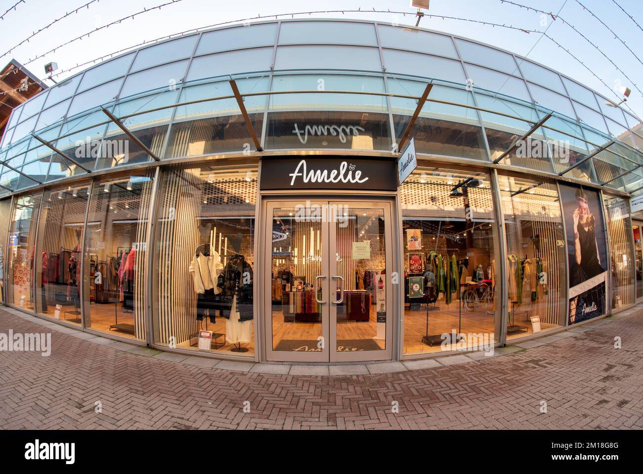 Mondovì, Cuneo, Italie - 07 décembre 2022: Magasin de vêtements d'Amélie dans le centre commercial de village de magasins d'usine de Mondovicino, les tailles d'Amélie sont des tailles uniques qui s'envel Banque D'Images