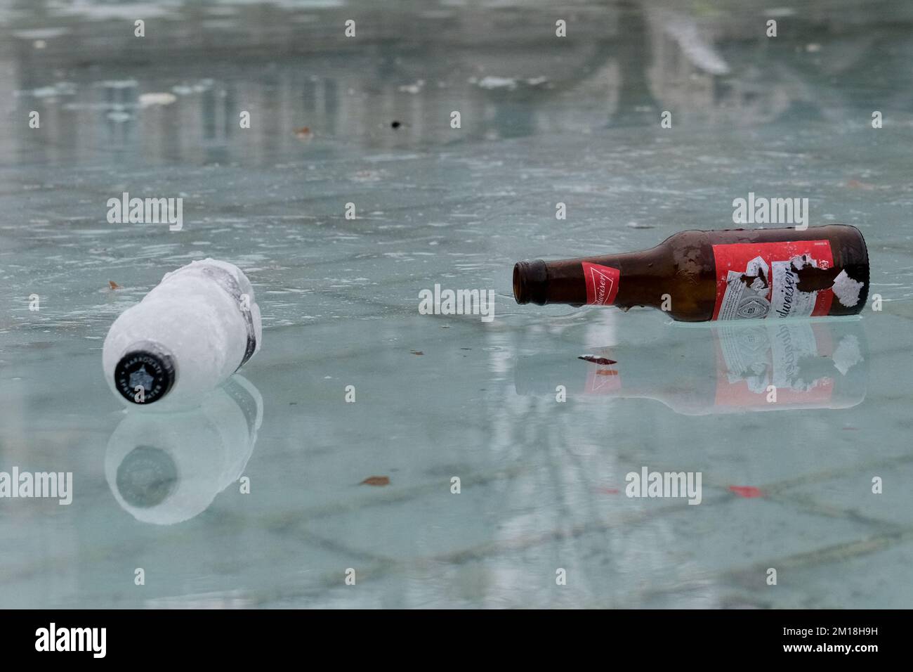 Westminster, Londres, Royaume-Uni. 11th décembre 2022. Météo au Royaume-Uni : matin froid glacial à Londres. Bouteilles et canettes sur les fontaines surgelées de Trafalgar Square. Crédit : Matthew Chattle/Alay Live News Banque D'Images