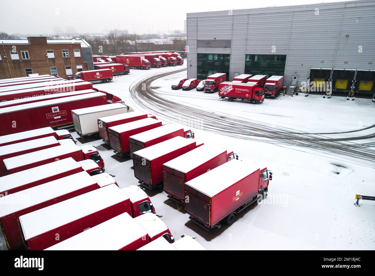 Newtown, Birmingham, 11 décembre 2022. Royal mail véhicules couverts en exposition alors que la compagnie postale poursuit l'action syndicale sur son réseau. Les colis ont été retardés car les grèves se poursuivent chaque semaine jusqu'à Noël. Le Royal mail Centre de Newtown a été critiqué sur les réseaux sociaux pour avoir des milliers de colis en attente d'être triés dans un énorme arriéré depuis le début des départs. Crédit : arrêtez Press Media/Alamy Live News Banque D'Images